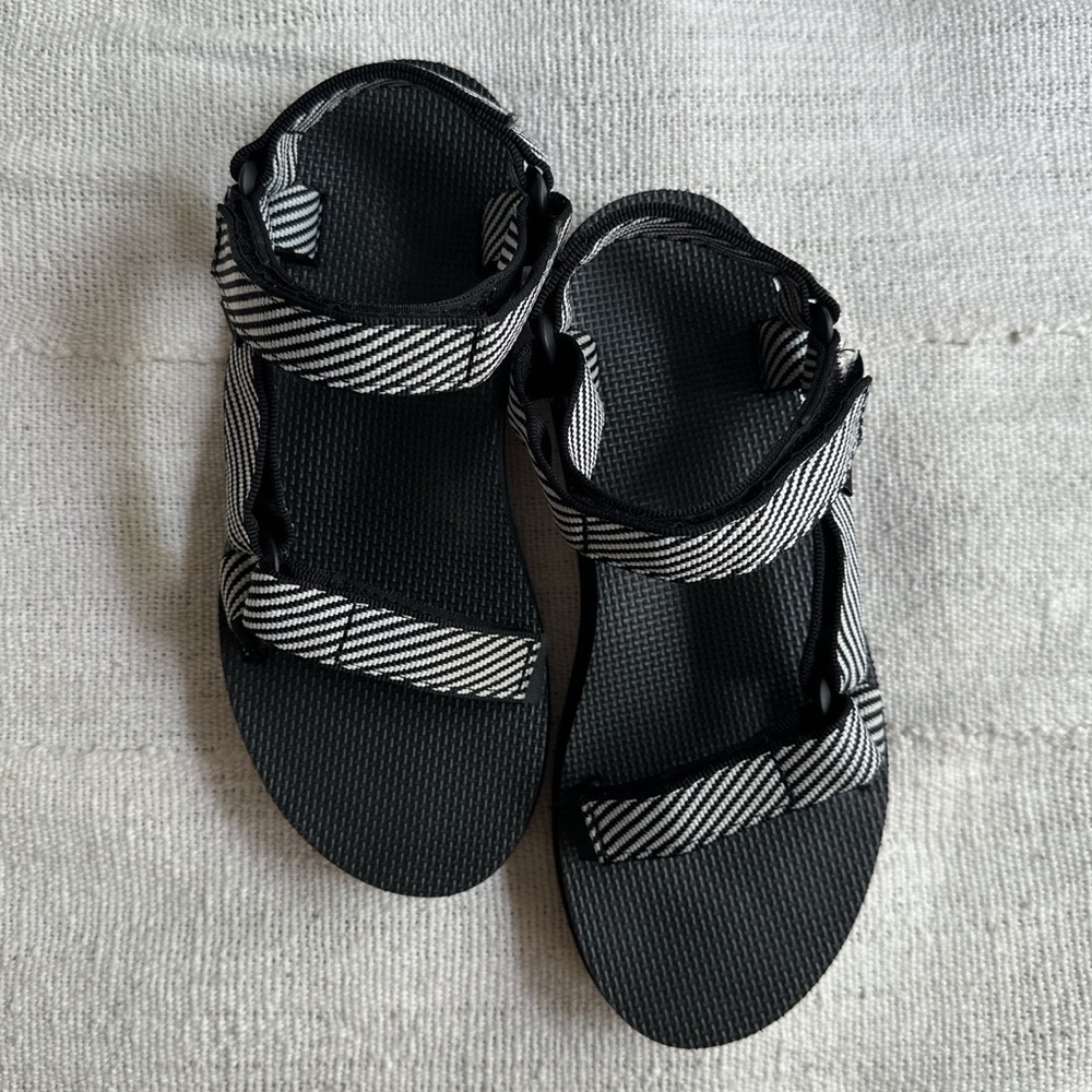 TEVA WOMEN’S MIDFORM UNIVERSAL - 8